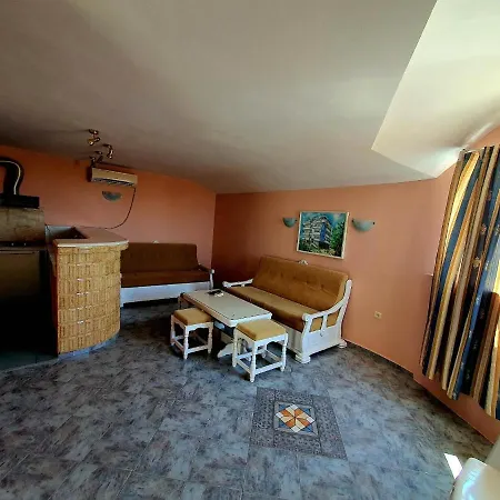 Family Paros 2 2* 포마리