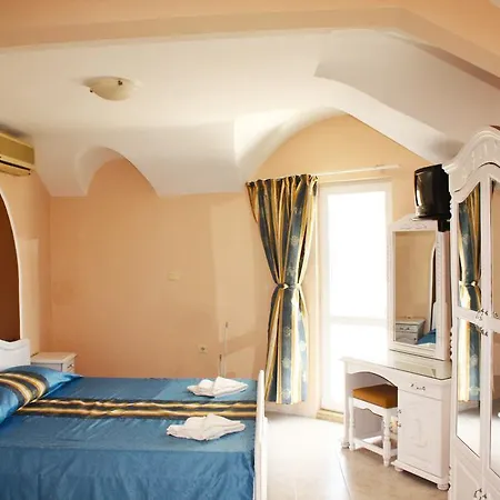 Family Paros 2 2* 포마리